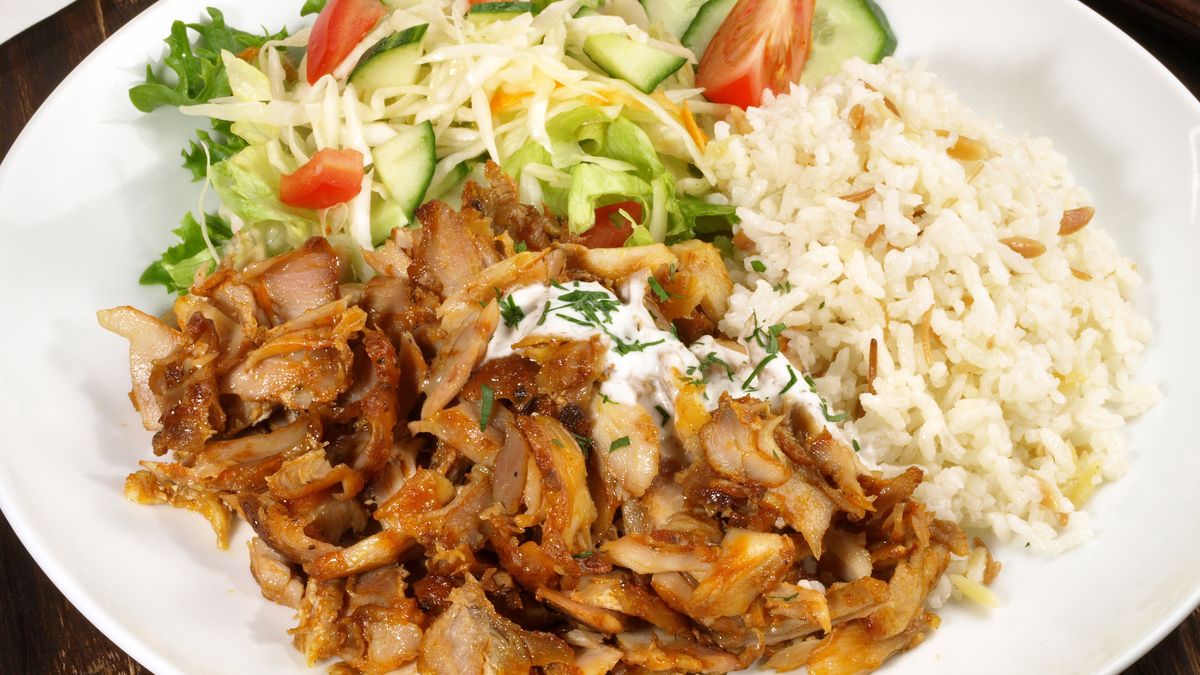 Shoarma smakuje z ryżem i warzywami.