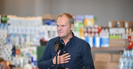 Tusk o spotkaniach z powodzianami. "Dostałem mocno po głowie"