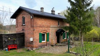 Zobaczył ogłoszenie i obudził żonę. Kupili dom za 90 tys. zł