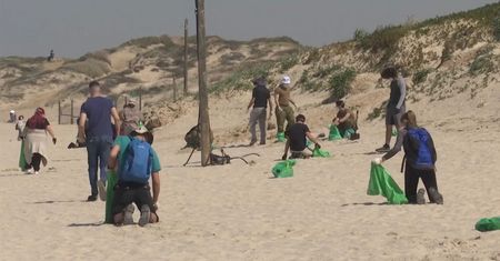 Katastrofa ekologiczna w Izraelu. Tysiące wolontariuszy na plaży