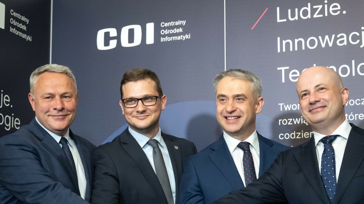 OD LEWEJ: PREZYDENT BYDGOSZCZY RAFAL BRUSKI WOJEWODA KUJAWSKO-POMORSKI MICHAL SZTYBEL WICEPREMIER, MINISTER CYFRYZACJI KRZYSZTOF GAWKOWSKI DYREKTOR CENTRALNEGO OSRODKA INFORMATYKI RADOSLAW MACKIEWICZ