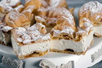 Prosty przepis na karpatkę. Zachwycisz ciastem, a zrobisz szybko i bez stresu