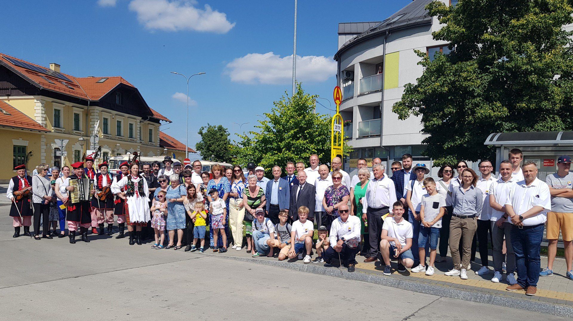 Wspólne zdjęcie organizatorów i pasażerów