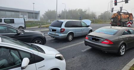 Wczoraj volkswagen uderzył tu w autobus, dziś jadący chrysler uległ awarii. Utrudnienia przed skrzyżowaniem