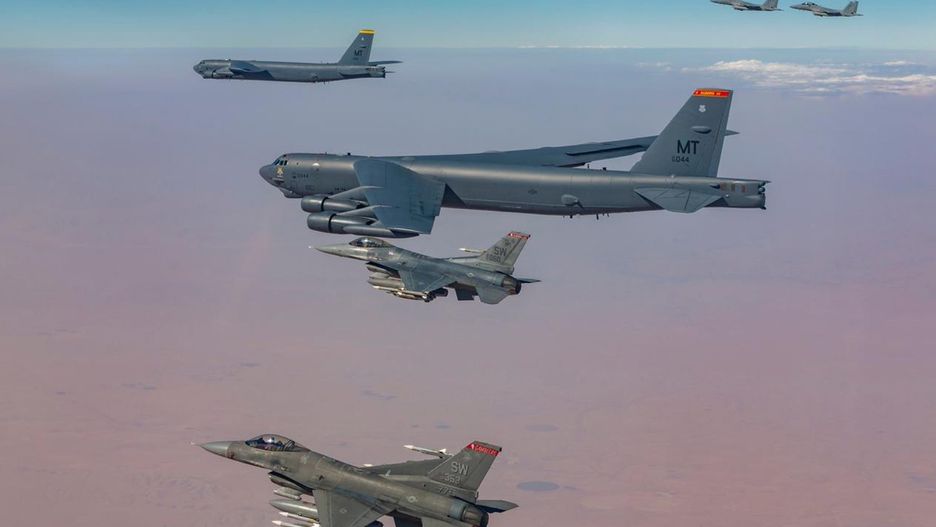 B-52 w asyście saudyjskich F-16