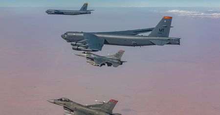 Ameryka pręży muskuły. Bombowce B-52 nad Arabią Saudyjską