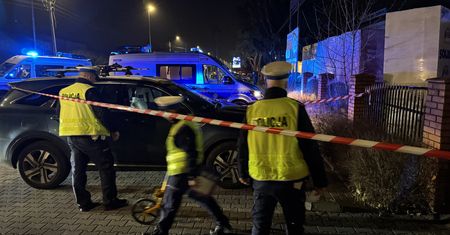 Kobieta wjechała w grupę osób przed szkołą. Lądował helikopter LPR