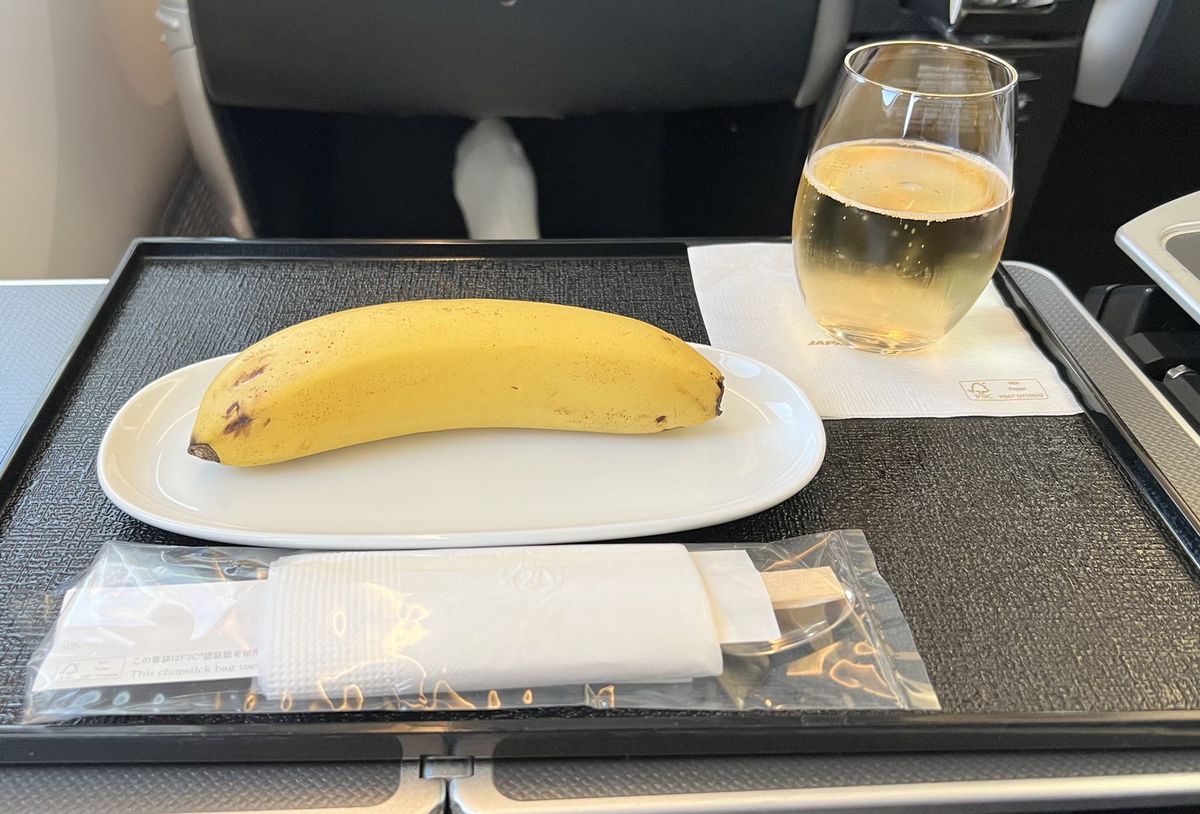Podróżny otrzymał banana w ramach wegańskiego śniadania 