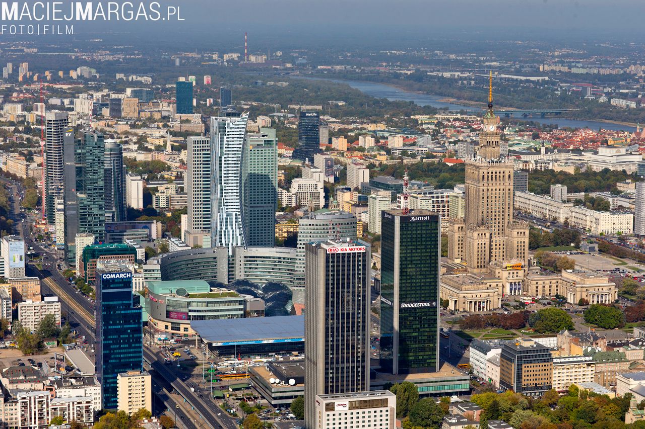 Maciej Margas to 22 letni fotograf, ale mimo tak młodego wieku jego dorobek jest godny podziwu. Pamiętacie timelapse Warsaw 24H? Za jego produkcją stoi właśnie Maciej, który jest studentem Warszawskiej Szkoły filmowej. Jego wcześniejsze produkcje rozchodziły się po internecie z prędkością światła. Nie inaczej jest w tym przypadku. Więcej informacji o projekcie i lotach znajdziecie na stronie internetowej Macieja.