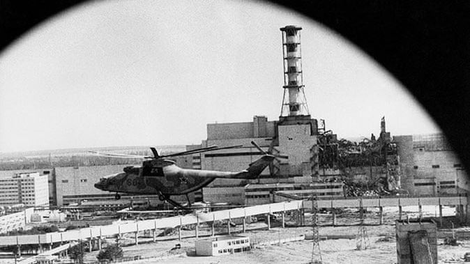 Odkażanie terenu elektrowni. Widok na odsłonięty reaktor 4. Maj 1986.