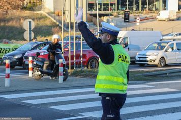 Kara za uchwyt na telefon. Policjant może dać nawet 3 tys.