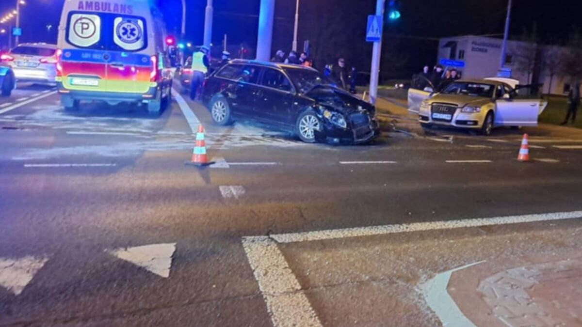 Zderzenie dwóch audi na skrzyżowania ul. Jana Pawła II z ul. Filaretów w Lublinie