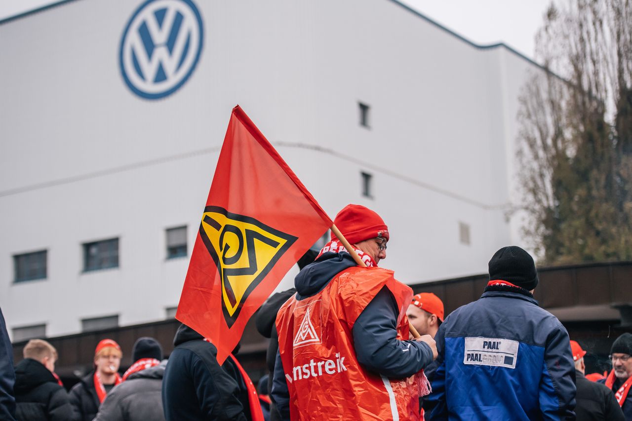 VW and IG Metall strike deal: Job security amid cuts