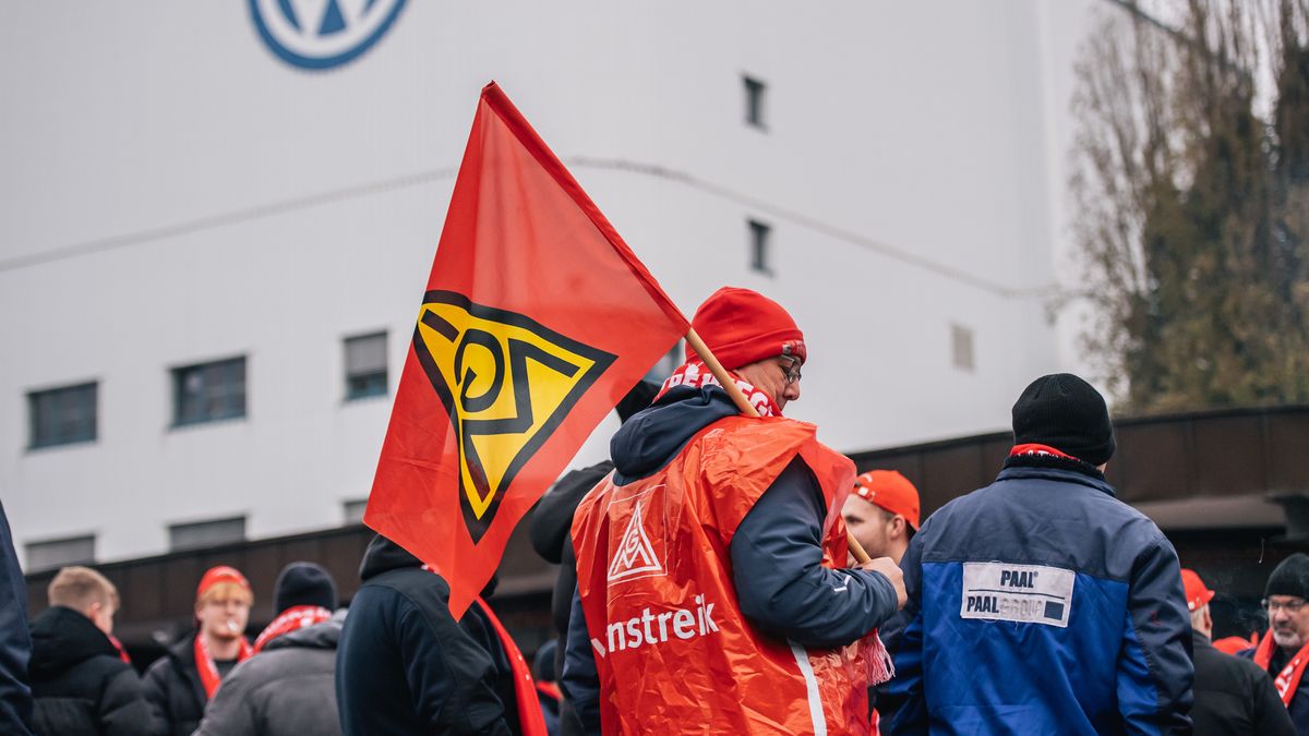 Protest przed fabryką Volkswagena w Niemczech