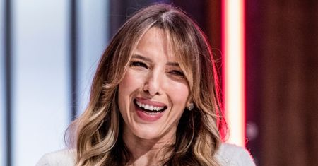 Ewa Chodakowska pozuje nad basenem w bikini i chwali się TALIĄ OSY. Imponująca?
