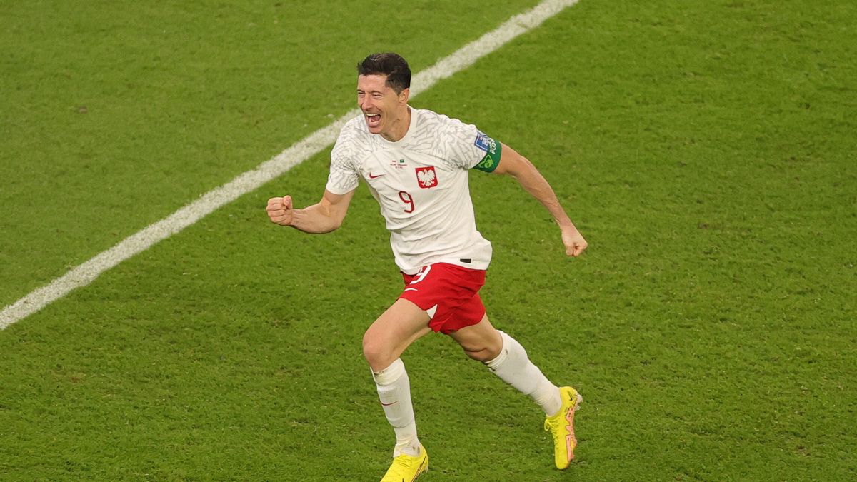 Robert Lewandowski of Poland celebrates after scoring the 2-0 during the FIFA World Cup 2022 group C soccer match between Poland and Saudi Arabia at Education City Stadium in Doha, Qatar, 26 November 2022. EPA/Friedemann Vogel Dostawca: PAP/EPA.