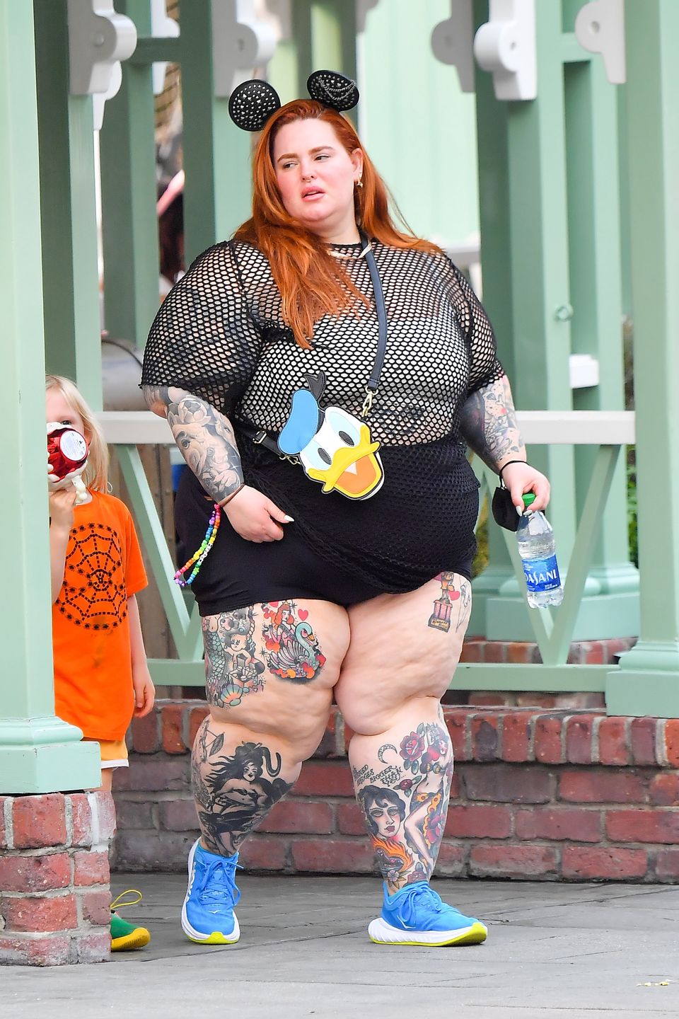 Przebrana za Myszkę Miki Tess Holliday delektuje się lodami w Disneylandzie
