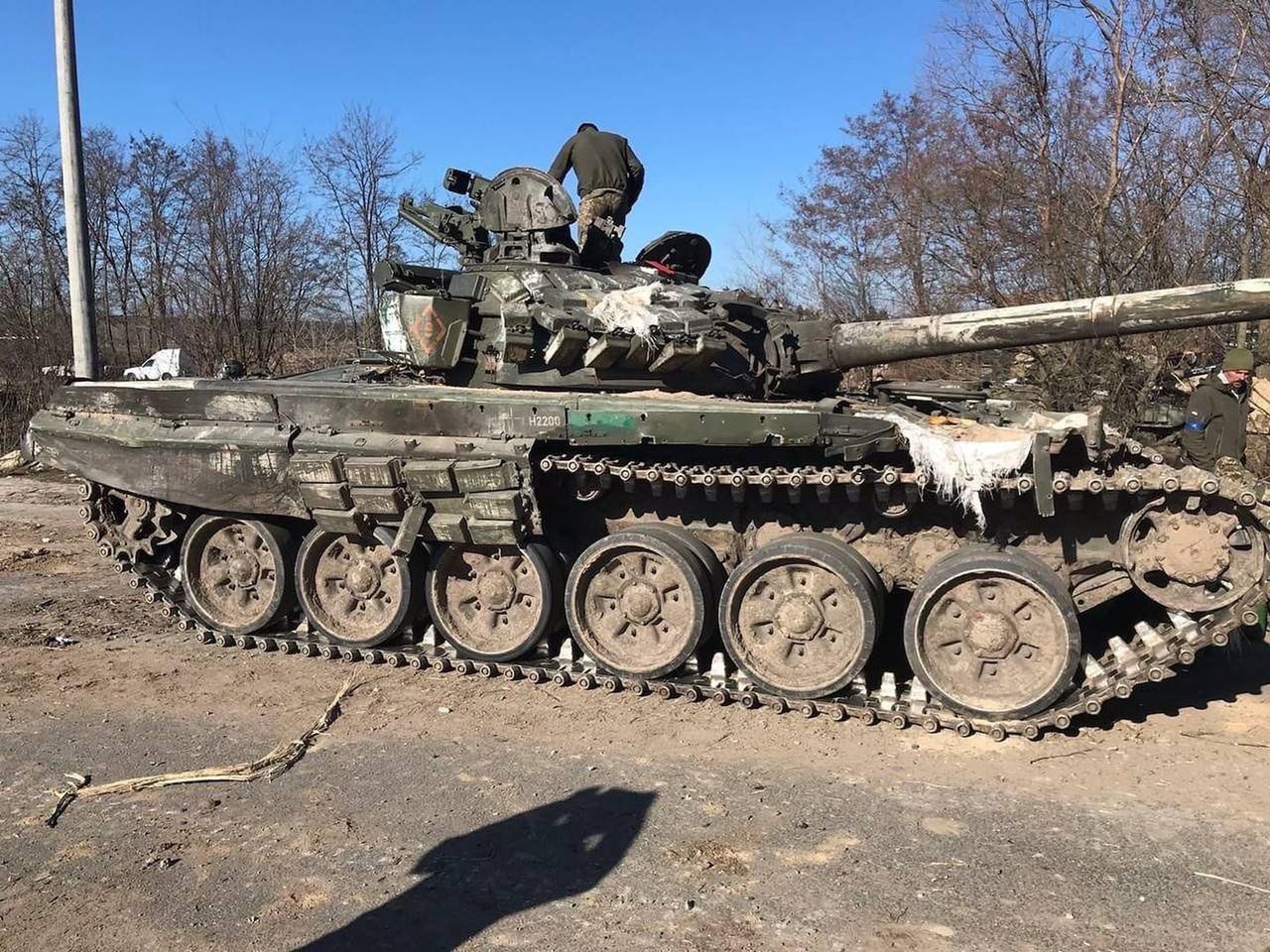 Przejęty pod Kijowem rosyjski czołg T-72AV.