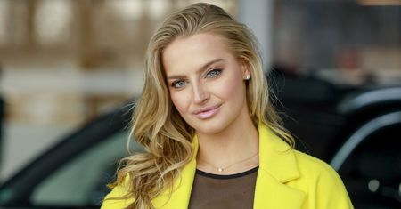 Karolina Pisarek pręży się w bikini nad basenem. Mąż zostawił wymowny komentarz