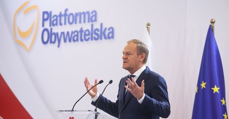 "Opowieść o zdrajcach i głupcach". Wpis Tuska podgrzał emocje
