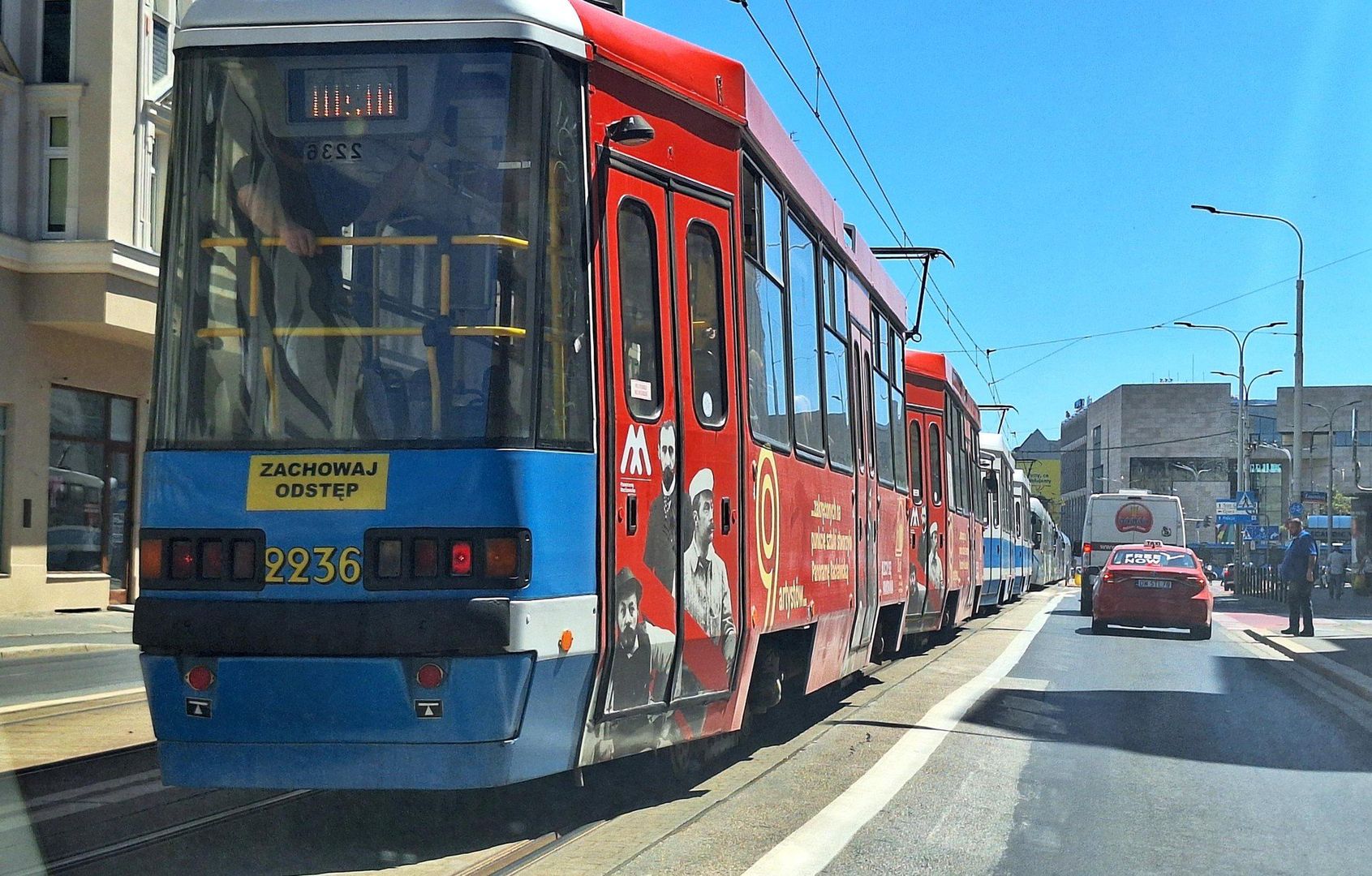 Złamał się pantograf. Niesprawny tramwaj blokuje torowisko.