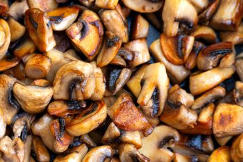 Pieczarki smażę tylko na tym tłuszczu. Są jędrne, złociste i nie puszczają wody, a na smaku zyskują sto razy