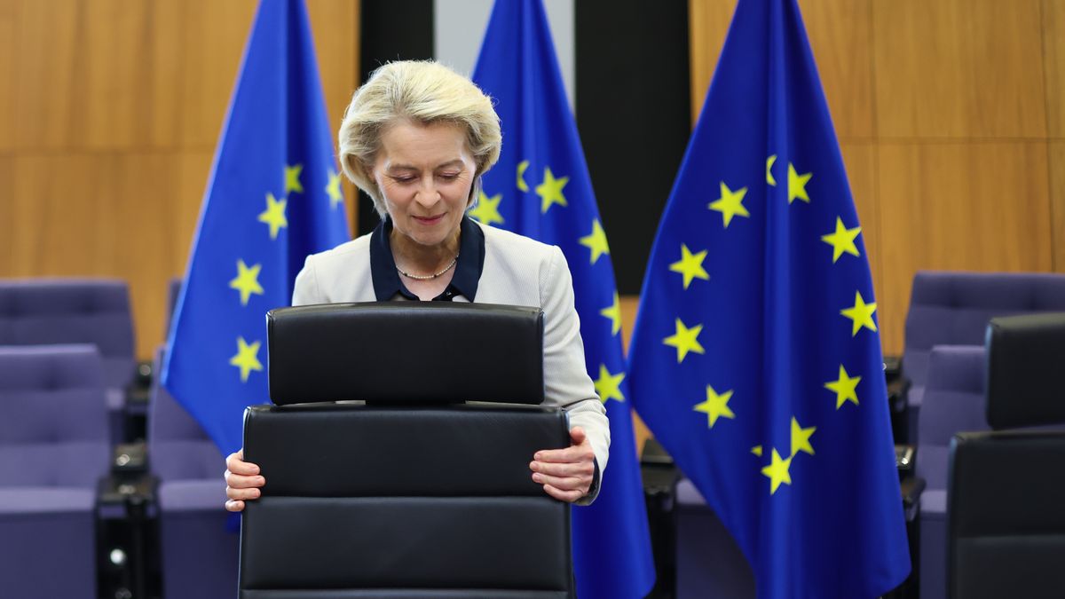 European Commission President Ursula von der Leyen prepares for the weekly meeting of the European College of Commissioners in Brussels, Belgium, 27 May 2026. EPA/OLIVIER HOSLET Dostawca: PAP/EPA.