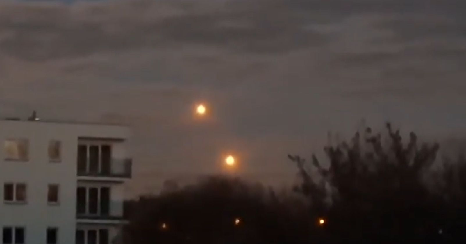 Widziały je tysiące osób. Czym były jasne kule na niebie?