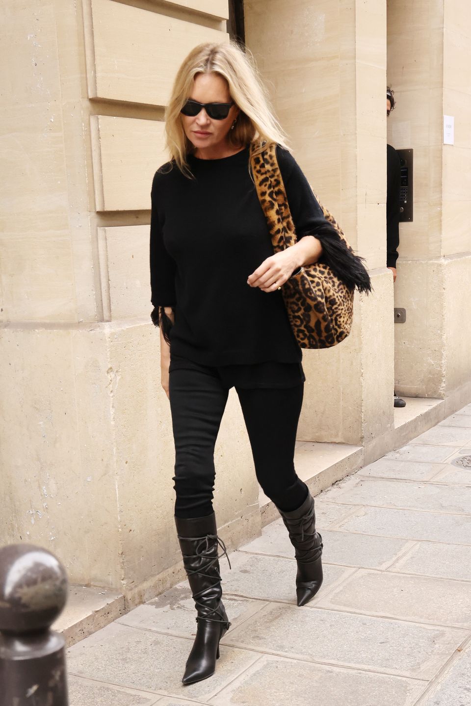 Kate Moss z torebką we wzór panterki