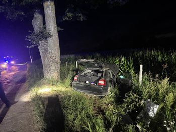 Kruklin: Groźny wypadek. 18-latek uderzył w drzewo