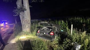 Kruklin: Groźny wypadek. 18-latek uderzył w drzewo