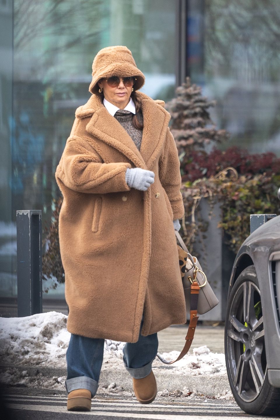 Kinga Rusin opuszcza ulubioną restaurację i ładuje się do porsch