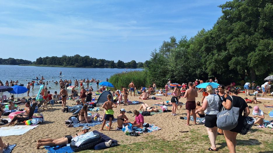 Tłumy plażowiczów nad jeziorem Lednica w Dziekanowicach