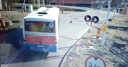 Autobus na przejeździe kolejowym w Zabrzu. Kierowca staranował rogatki