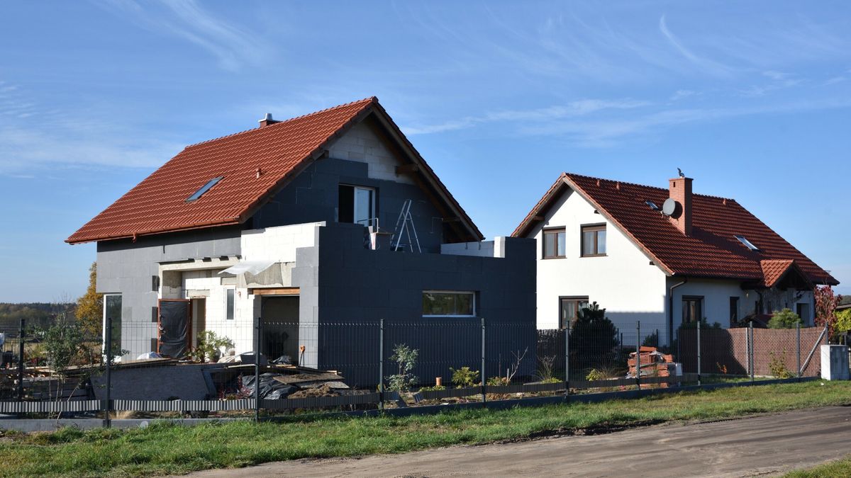 Stock Bart?omiej Magierowski
Fot. Bartlomiej Magierowski/EastNews. Wilczyn Lesny kolo Wroclawia 12.11.2022. N/z: ocieplanie domu jednorodzinnego.
Bartlomiej Magierowski