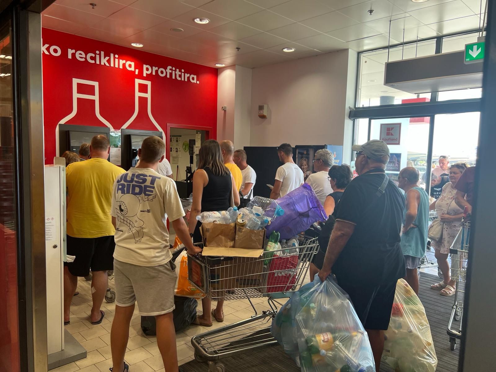 Kolejka do punktu zwrotu butelek