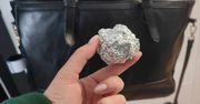 Do torebki wrzucam kulkę z folii aluminiowej. Każda kobieta powinna znać ten trik