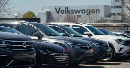 Volkswagen zwalnia w Poznaniu? Koncern tłumaczy, że "nie przedłuża umów".