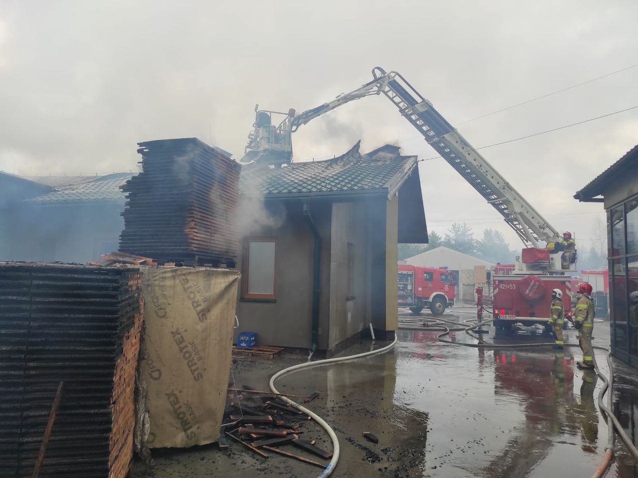 Pożar rozprzestrzenił się na budynek biurowy