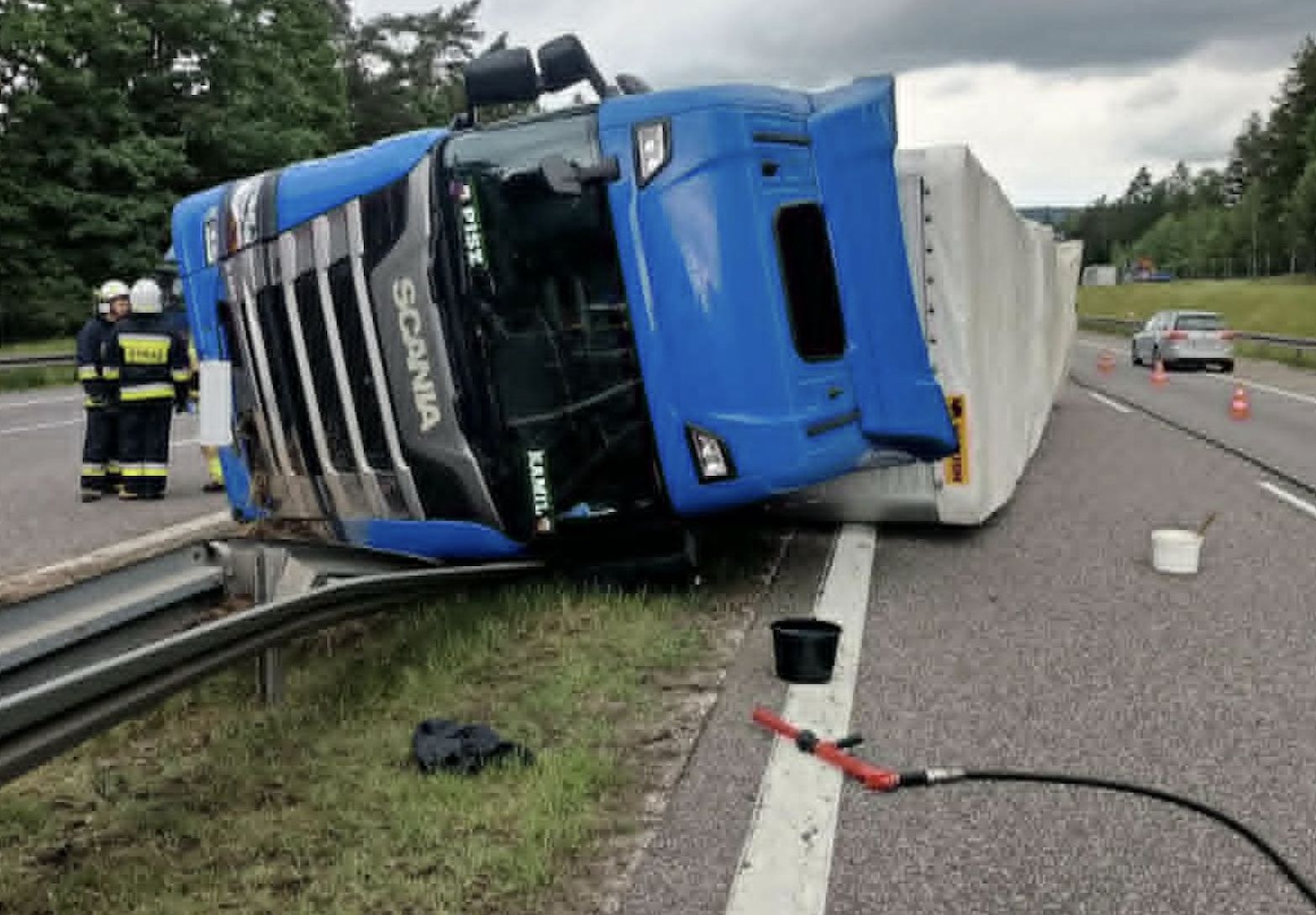 Tir runął na jezdnię. Utrudnienia na S7
