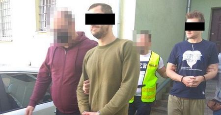 Przebrali się za policjantów. Chcieli zadrwić z wróżki