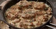 Weź schab, grzyby i przyprawy. Uduś niezapomniane mięso w sosie grzybowym