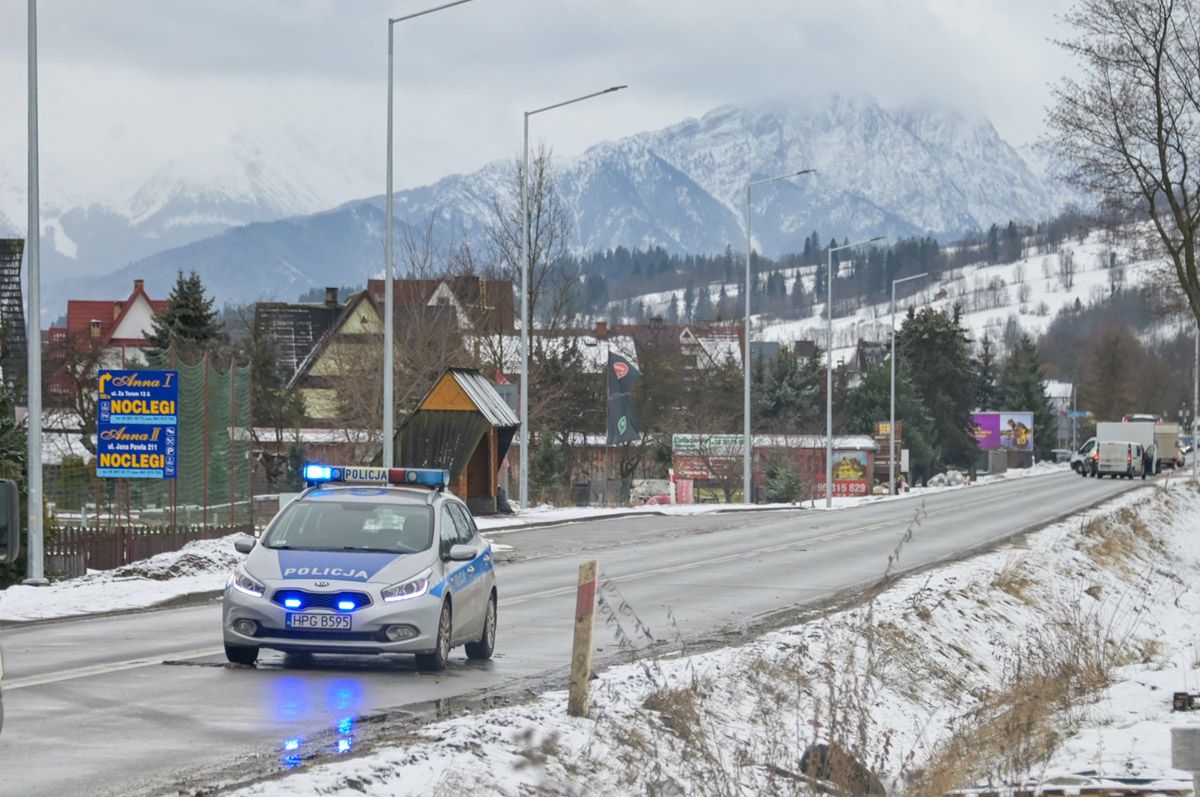 Tragiczny wypadek w Zakopanem. Policjanci znaleźli w nocy rozbite auto. Kierowca zginął na miejscu