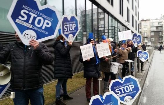 PZU protestuje przeciw wykorzystaniu przez KOD znaczków z akcji „Powiedz STOP wariatom drogowym”