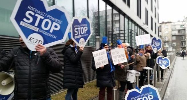 PZU protestuje przeciw wykorzystaniu przez KOD znaczków z akcji „Powiedz STOP wariatom drogowym”