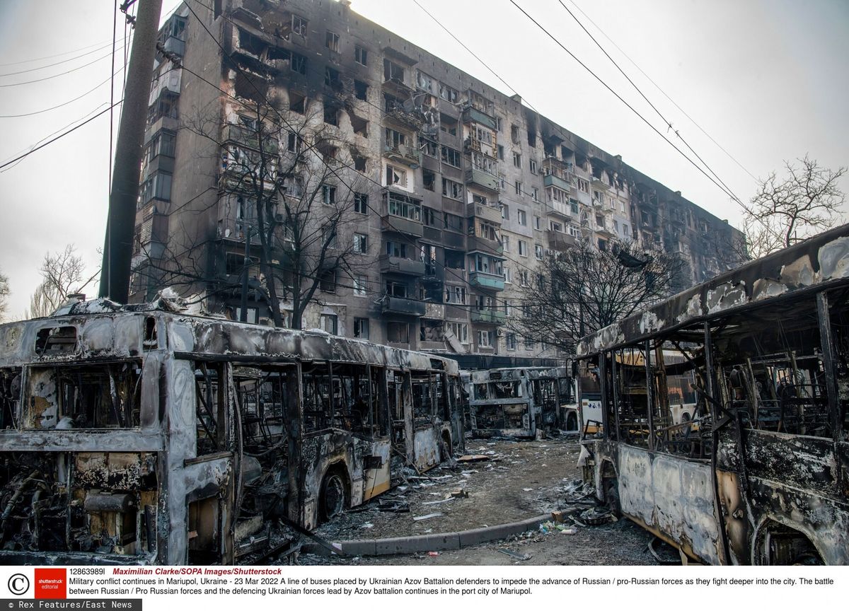 Wojna w Ukrainie - sytuacja w Mariupolu
Mandatory Credit: Photo by Maximilian Clarke/SOPA Images/Shutterstock (12863989l)  A line of buses placed by Ukrainian Azov Battalion defenders to impede the advance of Russian / pro-Russian forces as they fight deeper into the city. The battle between Russian / Pro Russian forces and the defencing Ukrainian forces lead by Azov battalion continues in the port city of Mariupol.  Military conflict continues in Mariupol, Ukraine - 23 Mar 2022
Maximilian Clarke/SOPA Images/Shutterstock