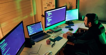 Dekapitacje, zamęczanie zwierząt, porno. Oto co muszą oglądać moderatorzy Facebooka