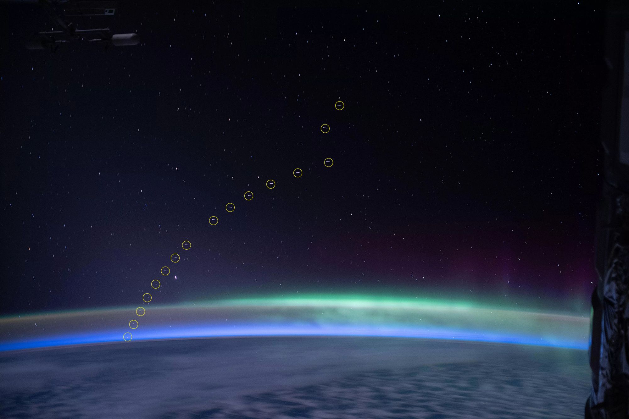 Starlink nad zorzą polarną. Niesamowite zdjęcia satelitów z ISS 1
