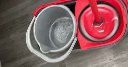 Mama pokazuje sprytny trik na mycie podłóg. Będziesz zaskoczony
