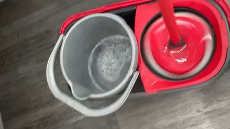 Mama pokzuje sprytny trik na mycie podłóg. Internauci podzieleni